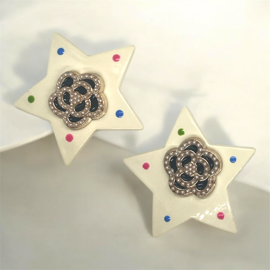 2Pcs Elegant Star Hair Clips with Floral Accent